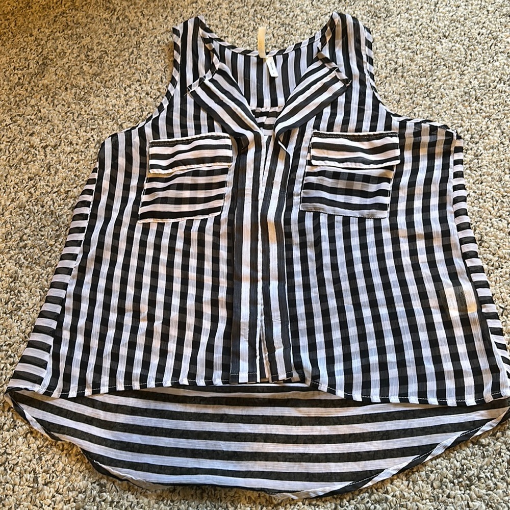 Sleeveless blouse pockets